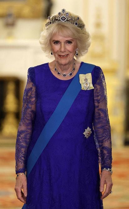 La reina consorte asiste al banquete oficial organizado en el palacio de Buckingham, este martes en Londres. 
