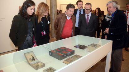 En el centro, el alcalde de Pontevedra y el conselleiro de Cultura, en una de las exposiciones de la feria