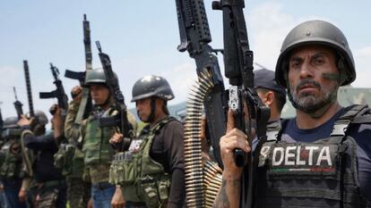 Integrantes del CJNG, ataviados con chalecos antibalas y cascos, en Michoacán con armas de asalto de gran calibre.