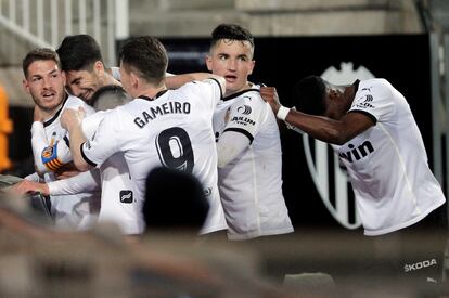 Los jugadores del Valencia celebran el primer gol marcado al Celta este sábado en Mestalla.