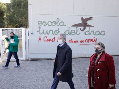 El consejero de Educación de la Generalitat, Josep Gonzàlez-Cambray, en la entrada de la escuela Turó del Drac de Canet de Mar, Barcelona. / Massimiliano Minocri