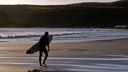 Un surfista en la playa de Nemiña, en Muxía, A Coruña.