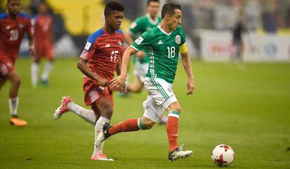 Guardado maneja el balón en el partido contra Panamá.