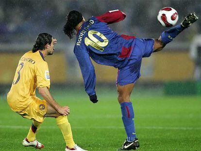 Ronaldinho controla de espuela el balón ante la mirada de Castro.