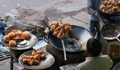 Un vendedor de samosas, uno de los platos más famosos de India, aguarda junto a su puesto de comida callejera en Mumbai. India, que es el tercer país con más contagios hoy por covid-19, aún mantiene el confinamiento.