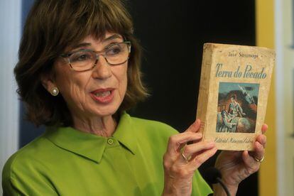 Pilar del Río, viuda de José Saramago, muestra un ejemplar del primer libro del escritor portugués.