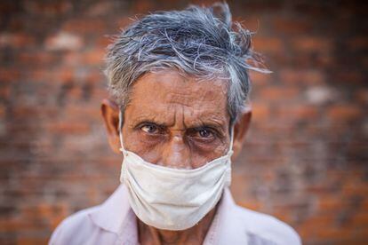 Taramina, de 55 años, lleva nueve meses en tratamiento para una tuberculosis resistente. Le faltan al menos otros 15 meses de medicación. Vive en el suburbio de Motijhorna de Chittagong.