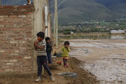Un grupo de niños juega en un área inundada en Cochabamba, Bolivia.