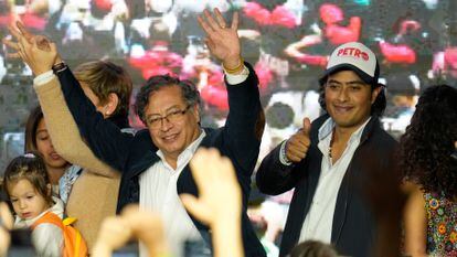 Gustavo y Nicolás Petro, durante la noche electoral.AP