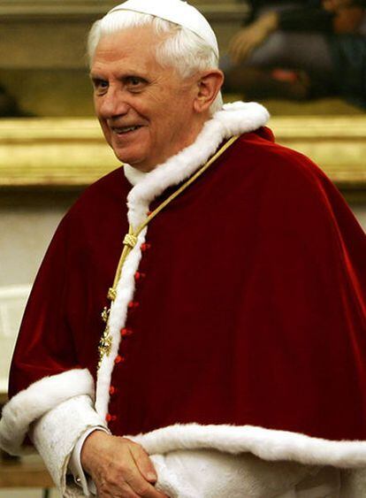 El Papa Benedicto con una capilla de armiño en una imagen de 2007