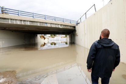Paso subterraneo, inundado, cerca del centro comercial Carrefour de Elche.