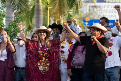 Evelyn Salgado junto a su padre Felix Salgado Macedonio, en los festejos de la victoria, en en Acapulco, Guerrero.