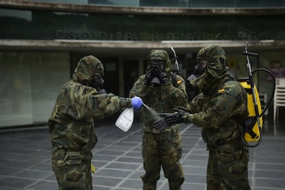 Militares del Regimiento América 66 de Pamplona se lavan los guantes después de desinfectar un establecimiento, en abril del año pasado.