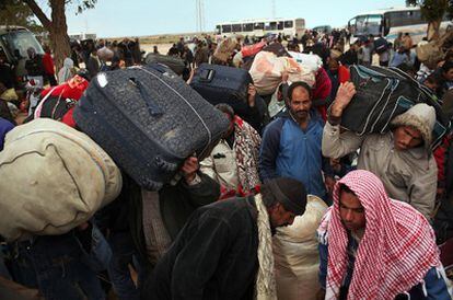 Un grupo de refugiados cruza la frontera con Túnez en la localidad de Ras Jdir (Libia).