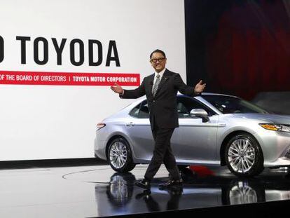 Akio Toyoda, presidente de Toyota Motor Corporation, presenta el nuevo Camry XLE en la feria de Detroit, el 9 de enero de 2017.