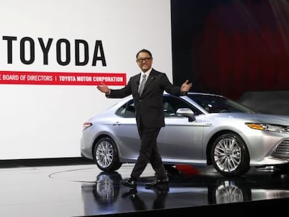 Akio Toyoda, presidente de Toyota Motor Corporation, presenta el nuevo Camry XLE en la feria de Detroit, el 9 de enero de 2017.