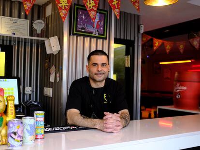 El cocinero Sergio García en la barra de su restaurante Muyummy, de Coslada, a finales de febrero de 2023.