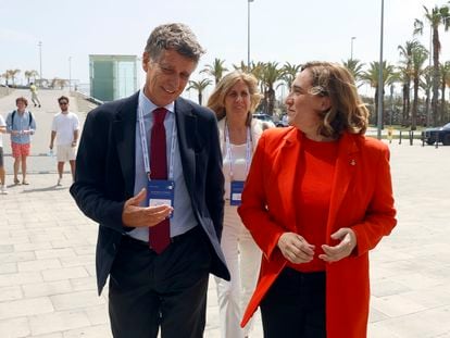 La alcaldesa de Barcelona, Ada Colau, acompañada por el presidente del Círculo de Economía, Jaume Guardiola, a su llegada a la inauguración de la Reunión Anual de la entidad.