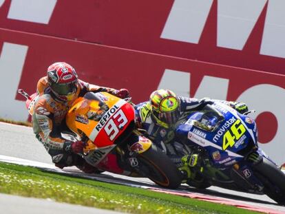 M&aacute;rquez y Rossi chocan en la &uacute;ltima curva.