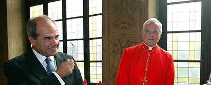 Carlos Amigo Vallejo, en su designación como cardenal en Roma en 2003, junto a Manuel Chaves.