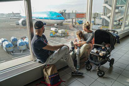 Adrián Rodríguez y Gosi Bendrat esperando con sus dos hijos en un aeropuerto.