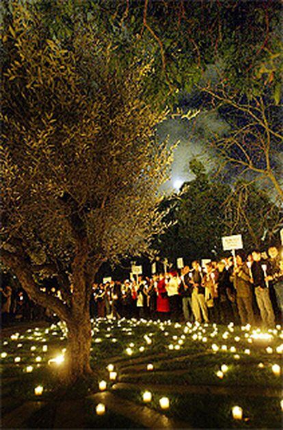 Concentración, ayer a la caída de la tarde, ante el Memorial Permanente del Sida, en Montjuïc.