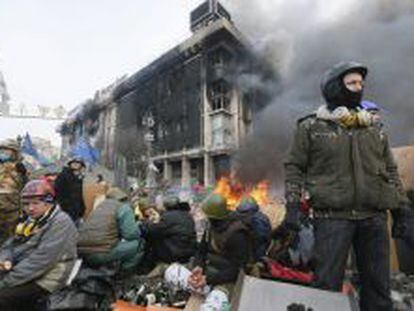 Manifestantes resisten tras la barricadas durante las protestas opositoras en el centro de Kiev.