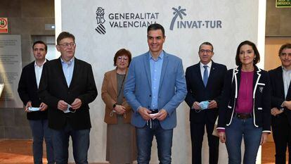 El presidente de Gobierno, Pedro Sánchez, junto al presidente de la Generalitat valenciana, Ximo Puig, y la ministra de Industria, Reyes Maroto, en Valencia.