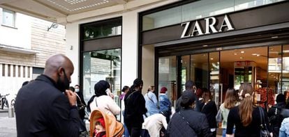 Clientes esperan entrar a una tienda de Zara en Nantes