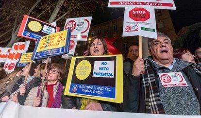 Un millar de personas protestan contra el veto parental este martes en Murcia convocados por la plataforma cívica Pacto por la Regeneración de Murcia.