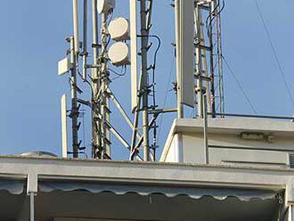 Edificio de Móstoles (Madrid) con antenas de telefonía móvil.