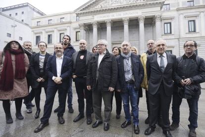 Los secretarios generales de CCOO y UGT, Ignacio Fernández Toxo (4d) y Pepe Álvarez, posan junto al diputado del PDeCAT Carles Campuzano, y el portavoz de Empleo del grupo parlamentario socialista, Rafael Simancas.