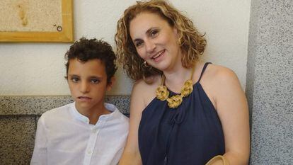 Vanesa Pérez con su hijo Rodrigo, adolescente que tiene autismo.