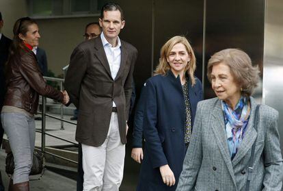 De izquierda a derecha, la infanta Cristina, Iñaki Urdangarin, la infanta Cristina y la Reina salen del hospital Quirón San José, en Madrid, tras visitar al Rey, a quien se había implantado una prótesis en la cadera izquierda el 25 de noviembre de 2012.