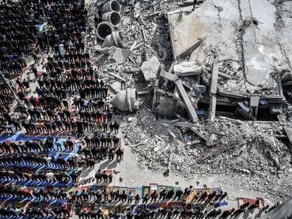 Vista aérea de palestinos realizando la oración del viernes entre los escombros de la mezquita de Al-Farooq, destruida en un ataque israelí, este viernes en Rafah, Gaza.