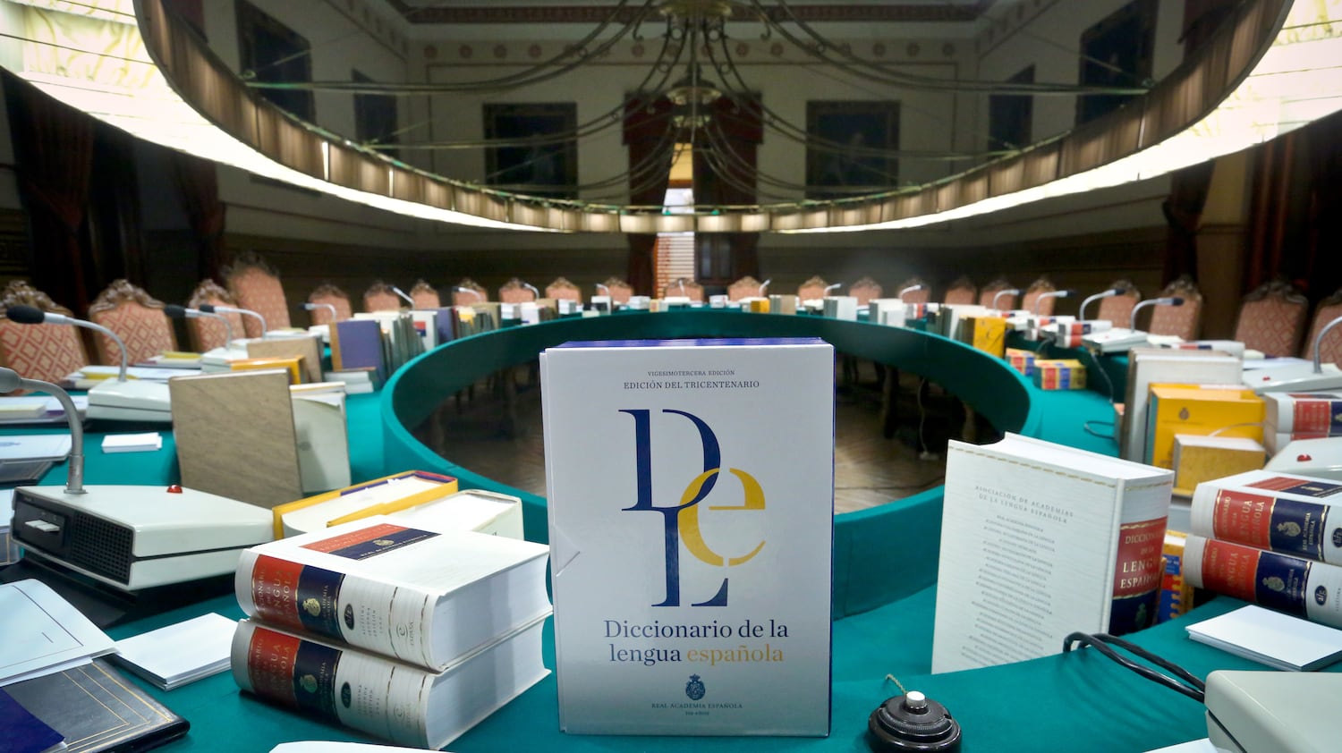 Ejemplares de la 23 edición del Diccionario de la lengua española en el salón de plenos de la Real Academia Española.