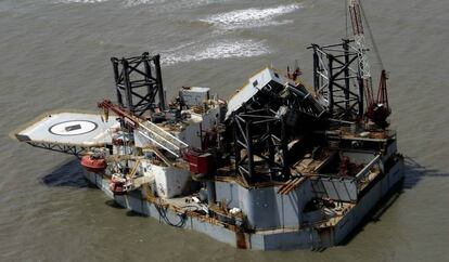 Una plataforma petrol&iacute;fera encallada en la isla de Dauphin, Alabama, tras el paso del Katrina.