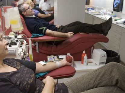 Donantes en el Banco de Sangre y Tejidos del hospital Vall de Hebr&oacute;n de Barcelona.