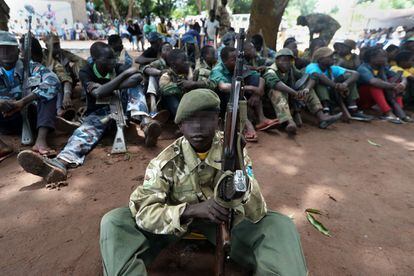 Cerimònia de desmobilització de nens soldat a Yambio (Sudan del Sud). En la imatge, un dels més joves, el 7 d'agost del 2018. Uns 19.000 menors combaten en milícies al Sudan del Sud. Els que són desmobilitzats i aconsegueixen tornar a casa seva tenen seqüeles psicològiques i el rebuig dels veïns atacats.