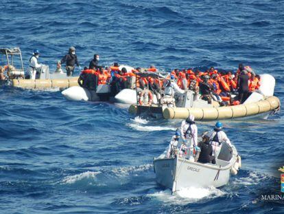 La marina italiana rescata este martes a un grupo de migrantes en la costa de Sicilia.
