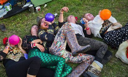 Un grupo de jóvenes inhala óxido nitroso en el festival de Glastonbury, en 2015.
