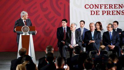 López Obrador, acompañado, entre otros, por el empresario Carlos Slim y del secretario de Hacienda, Arturo Herrera, en una rueda de prensa.