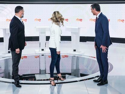 Desde la izquierda, Santiago Abascal, Yolanda Díaz y Pedro Sánchez poco antes de comenzar el debate este miércoles en el plató de RTVE.