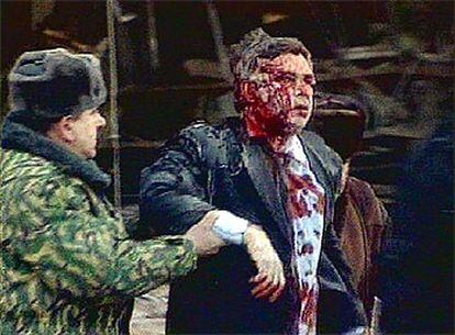 Un herido recibe auxilio tras la explosión en Grozni, en una fotografía captada de la televisión.