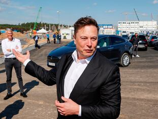 El director ejecutivo de Tesla, Elon Musk habla con la prensa en la fábrica de coches que Tesla construye en Alemania, en septiembre.