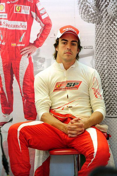 Fernando Alonso reflexiona en el taller de Ferrari.