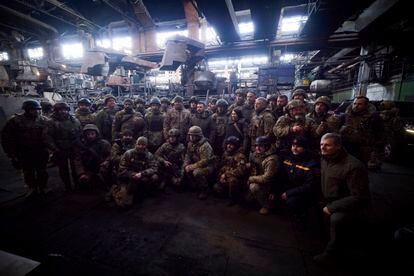 O presidente ucraniano Volodymyr Zelensky com um grupo de soldados ucranianos durante uma visita às linhas defensivas em Bakhmut.