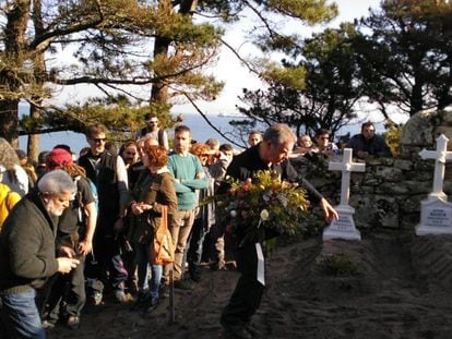 Homenaje a Germán Luaces en el cementerio de Cíes.