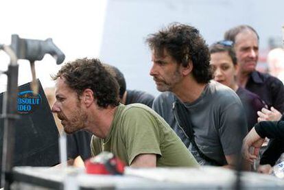 Ethan (izquierda) y Joel Coen, en el rodaje de su nueva película, <i>Valor de ley.</i>