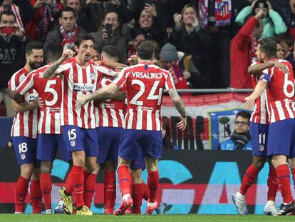 Los jugadores del Atlético celebran el gol de Saúl. En vídeo, declaraciones de Simeone.